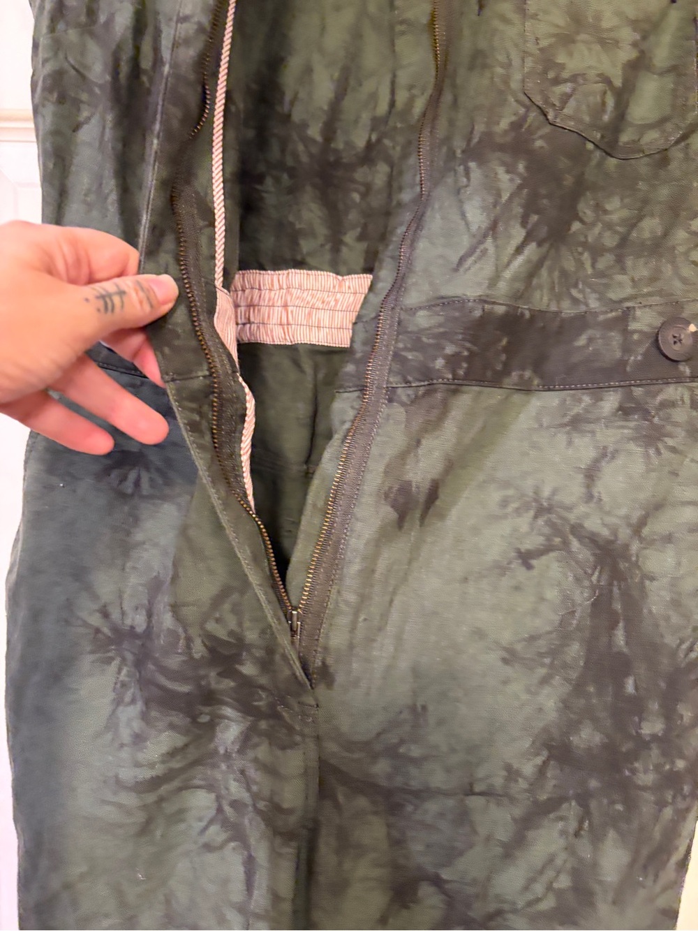 Wild Fang Sleeveless Olive and Black Tie-Dye Jumpsuit Large $40 - Picture 4 of 15
